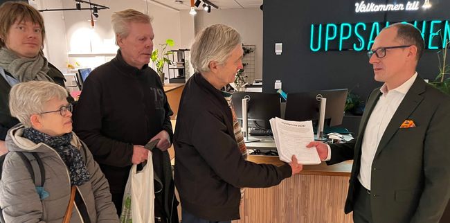 Mattias Tegefjord, VD på Uppsalahem, tog emot namninsamlingen. Namninsamling överlämnas till Uppsalahem
